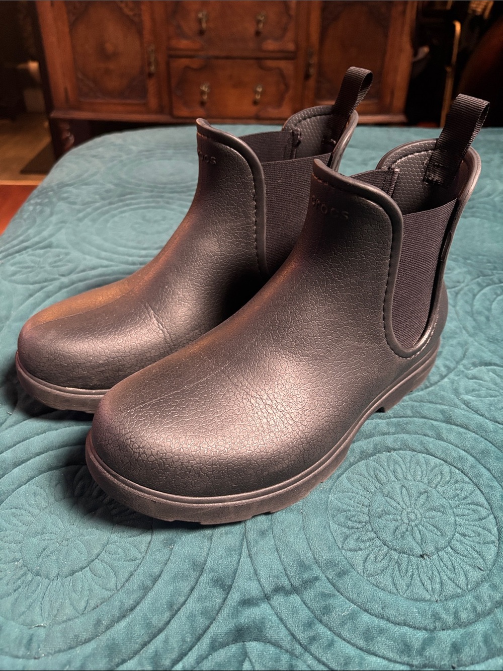 CROCS women’s Black Chelsea-Style Rain Boots
